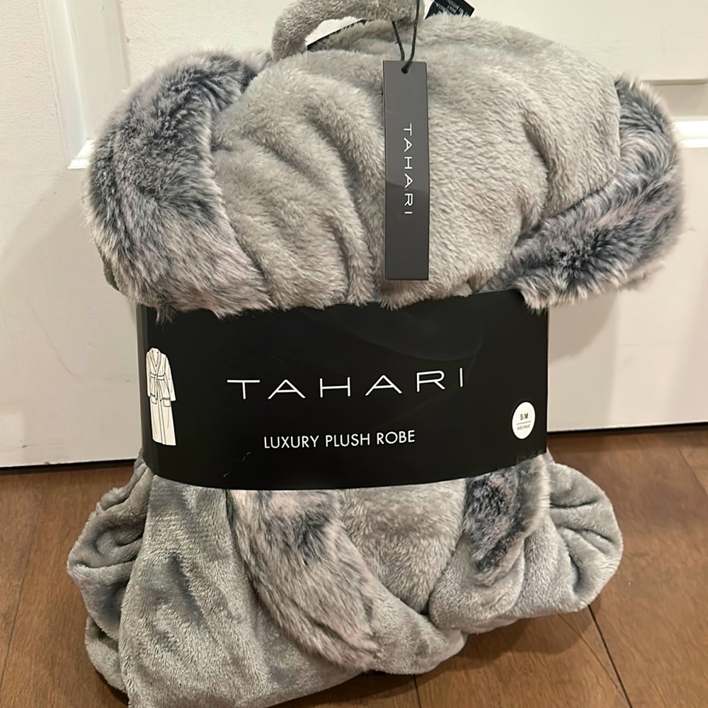 NWT! TAHARI luxury plush robe